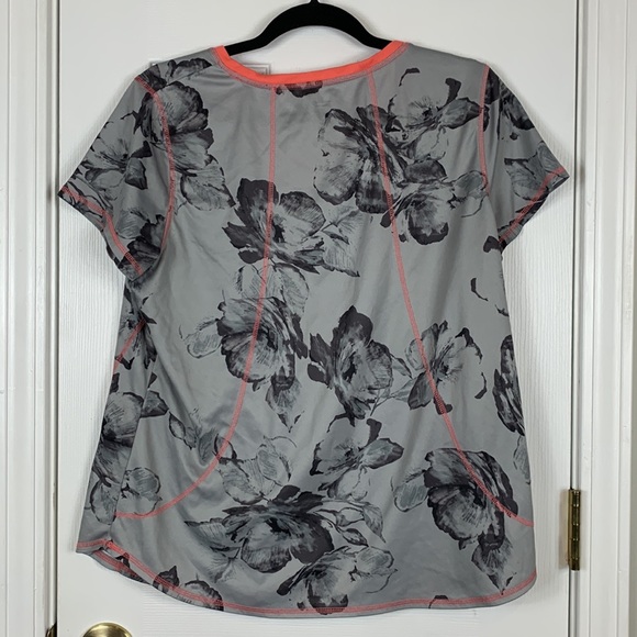 St. John’s Bay grey short sleeved flowered top with peach trim. Quick dry XL - Picture 4 of 5